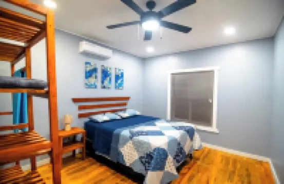 Comfortable 2-bedroom retreat nestled in the vibrant West End- Apt#4 酒店