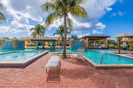 Pearl 2-bedroom Condo walking to wonderful Eagle Beach Отели в г. Eagle Beach