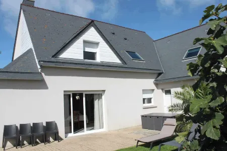 Family Paradise: Spacious House with Heated Pool and Beach Proximity