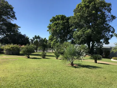 CHACARA ZANCHETTA HEATED SWIMMING POOL BEACH TENNIS WOOD-BURNING FIREPLACE AND ECOLOGY Отели рядом с достопримечательностью «Adra Araujo»