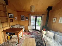 Prvt cottage + cabin + pool on quarter acre section (wood burner, pet friendly)