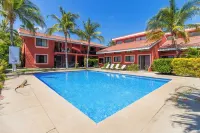 Las Palmas Condo: Pool & Beach