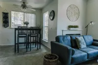 Cozy  apartment with hot tub/pool only minutes from canyons!