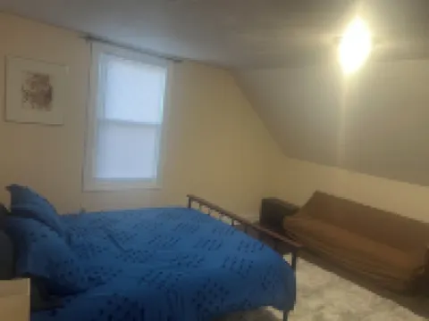 Quiet neighborhood and Walking destination to Downtown Salem