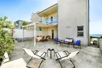 Private villa 10 meters from the sea parking wifi barbecue 4 bathrooms 4 bedrooms Hotels in Donnalucata