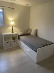 10min to Ferry.30 mins to airport. Family sized separate entrance.Pets-friendly.