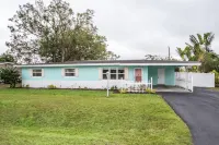 Sunshine Stay, Central Fort Myers Gated Yard Hotels near Walmart Supercenter
