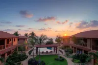 Beautiful, new beachfront villa-saltwater pool, gardens, directly on the ocean! - 泳池