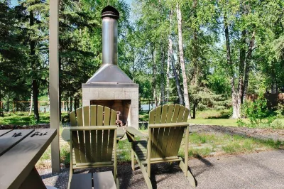 LUXURY Kenai River Estate with Private Fishing Dock located ON the KENAI River! Hôtels à proximité de : Whittier Marine Charters