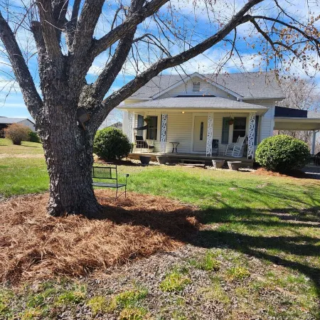 Charming 3-bedroom cottage with AC, WiFi in serene Walnut Cove.