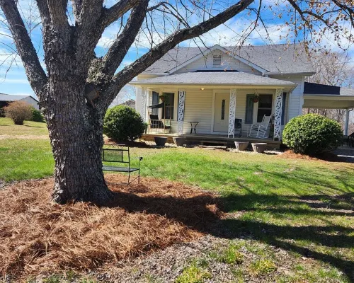 Charming 3-bedroom cottage with AC, WiFi in serene Walnut Cove. Hotels in Stokes County