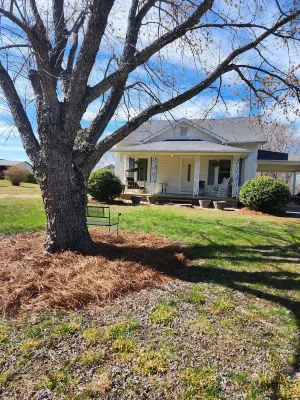 Charming 3-bedroom cottage with AC, WiFi in serene Walnut Cove.