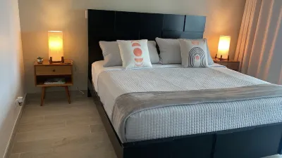 2 Bedroom Condo Seven Mile Beach -Sunset Cove - Newly Renovated
