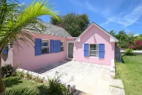 1BR 1BA Garden Cottage on Private Estate w/Pool! فنادق في 