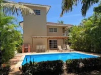 Charming 5 Bedroom/5 Bathroom Villa Walking Distance to the Center of Town