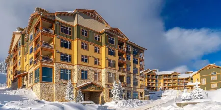 Family sized cozy ski-in/ski-out retreat w/ hot tub and stunning mountain views