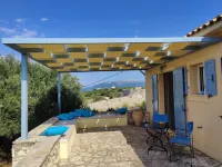 Exceptional sea views from this delightful villa nestled into the hillside. فنادق في Erisos