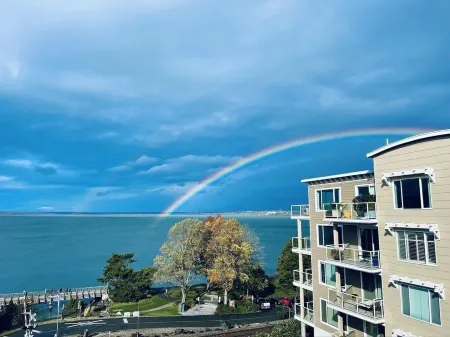Bayside Apartment #4- Top Floor Waterfront Views above Boulevard Park Отели рядом с Аэропорт Беллинэм