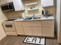 Cozy, retreat w/ outdoor bar. 10 mins from the beach. 12 mins from downtown Hotels in Royal Palm Estates