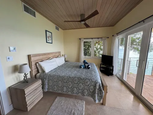 Oceanfront villa with outstanding views, salt-water plunge pool, wifi and AC.