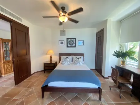 The Mansion at Casa Aguas Azules - 3-Bedroom Beachfront Villa with Pool Отели в г. Кальваче