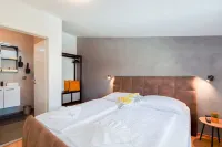 Top floor Apartment LiJan °4 with Heated  Pool & sea view