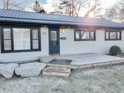 Cottontail Long Point 4 Bedroom Cottage minutes to the beach