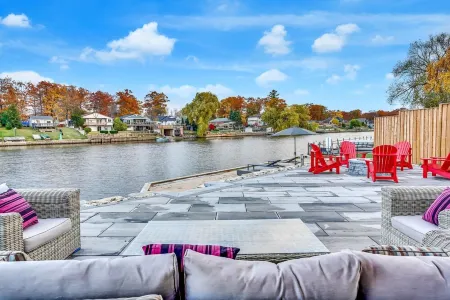 Riverview home. 2 minute walk to the beach in the heart of Wasaga.