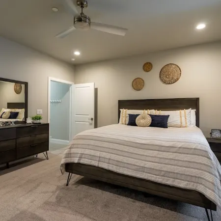 Zions Village, 7BDR 6BTH, Spacious Home, Beautiful Pool, near Zions Nat Park.