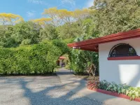 Private suite 102 with beautiful gardens, shared pool and BBQ area! Hotels in Dominical