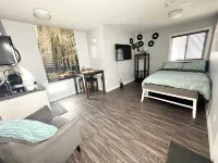 Private/ Pet-friendly Themed Suite with Kitchenette! Fast Wi-Fi, Central