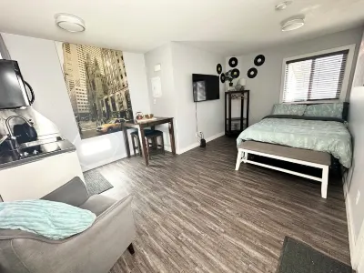 Private/ Pet-friendly Themed Suite with Kitchenette! Fast Wi-Fi, Central Hotel in zona West Lethbridge Towne Centre
