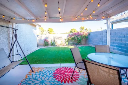 Remodeled Cheerful Central Cottage close to everything! Отели рядом с достопримечательностью «Университет Адвансинг Текнолоджи»