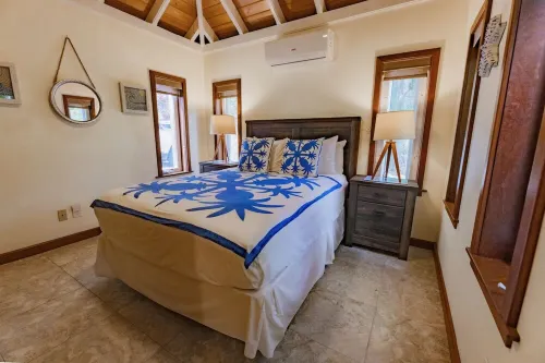 Bungalow Blue ~ 1 bedroom w/ AC in heart of Coral Bay
