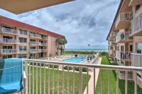 Sunny Cocoa Beach Condo with Balcony and Pool Access
