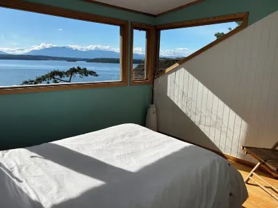 Home by the sea. North Galiano Island. Hotels in 