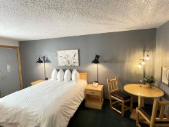 Moose Creek Lodge & Suites