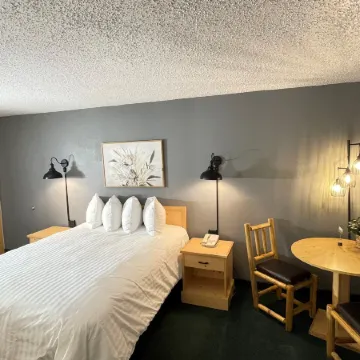 Moose Creek Lodge & Suites