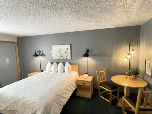 Moose Creek Lodge & Suites