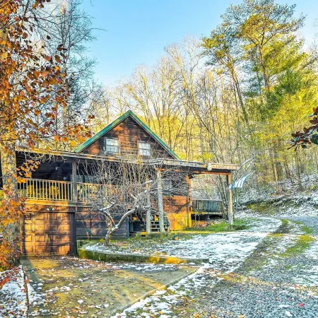 Cozy Tellico Plains Cabin w/ Large Mountain Creek!