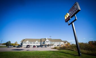 Chisholm Inn & Suites