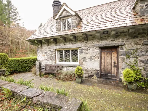Nant Cottage Hotels in Llanddoged and Maenan