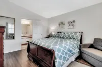 Gorgeous Greens 2 Bedroom Condo by Redawning - Pysäköinti