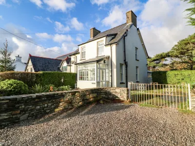 Ty'r Ysgol Hotels near Porthmadog