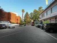 Colorado Hotel - parkir
