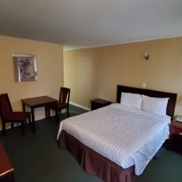 Comox Valley Inn & Suites Hotels near Courtenay Airpark Water Aerodrome