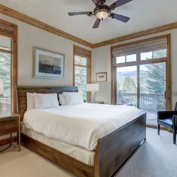 4Br Plus Den Platinum Townhome, Walk to Lift Townhouse