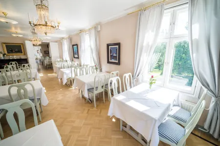 Karolineburg Manor House Hotel Отели в г. Kajana