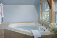 West Hill House B&B in MAD River Valley - Hot Tub