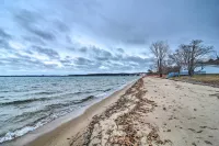 Centrally Located Traverse City Condo 1 Mi to Bay - en bord de mer